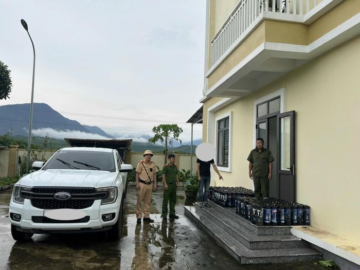 Lực lượng chức năng làm việc với lái xe và thu giữ tang vật vi phạm.