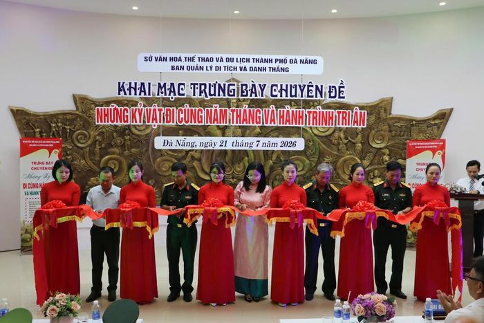 Các đại biểu thực hiện nghi thức cắt băng khu trưng bày chuyên đề “Những kỷ vật đi cùng năm tháng và hành trình tri ân”. Ảnh: Nguyễn Tín.