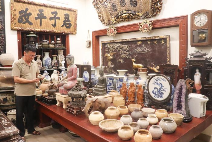 Ông Nguyễn Mạnh Cường cùng không gian trưng bày cổ vật ở tầng 2 nơi ông đang sống. Ảnh: Đình Minh