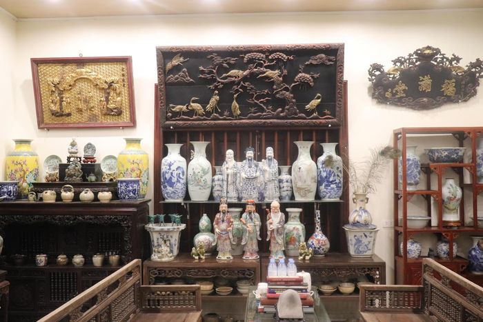 Chính giữa khung hình là bức tranh cổ bằng gỗ ở Sơn La khiến ông Cường mất 15 năm để sưu tầm. Ảnh: Đình Minh