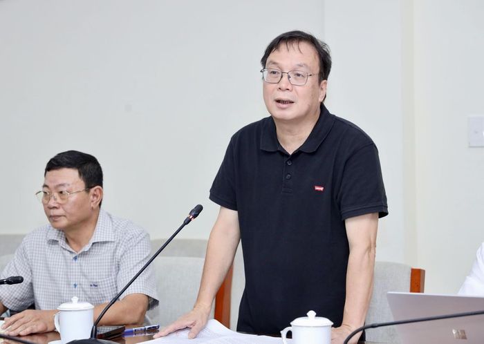 Ông Nguyễn Tiến Thanh - Chủ tịch Hội đồng thành viên, Tổng Giám đốc Nhà xuất bản Giáo dục Việt Nam báo cáo tại buổi làm việc.