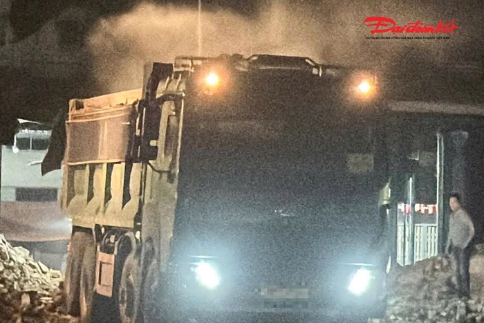 Không chỉ tiềm ẩn nguy cơ mất an toàn giao thông, việc vận chuyển vật liệu không bảo đảm che chắn còn khiến bụi đất phát tán liên tục, ảnh hưởng đến môi trường và đời sống của người dân sinh sống dọc hai bên Quốc lộ 6.