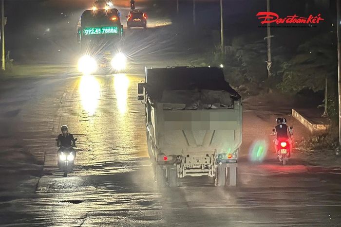 Quốc lộ 6 là tuyến giao thông huyết mạch kết nối trung tâm Hà Nội với khu vực phía Tây và các tỉnh Tây Bắc. Tuy nhiên, thời gian gần đây, trên đoạn qua xã Phú Nghĩa và phường Chương Mỹ thường xuyên xuất hiện nhiều xe tải chở đất, đá, vật liệu xây dựng và phế thải xây dựng có dấu hiệu cơi nới thành thùng, chất hàng cao vượt thành xe.