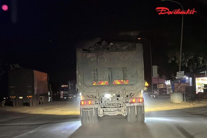 Trong quá trình di chuyển, đặc biệt khi tăng tốc hoặc phanh gấp, đất đá từ thùng xe rơi vãi xuống mặt đường. Cùng với đó, bụi đất phát tán dày đặc sau mỗi đoàn xe khiến tầm nhìn của người tham gia giao thông bị hạn chế.