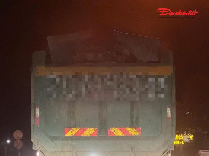Những tảng bê tông kích thước lớn được xếp trên thùng xe tải lưu thông trên Quốc lộ 6.