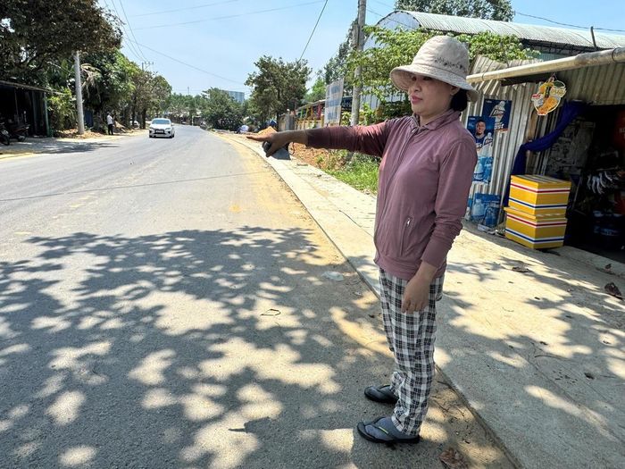 Bà Nguyễn Thị Hương Trà, vui mừng khi đoạn đường qua trước nhà đã hoàn thành. Ảnh: Nguyễn Tín.