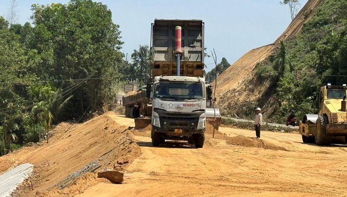 Đơn vị thi công đang giải phóng mặt bằng. Ảnh: Nguyễn Tín.