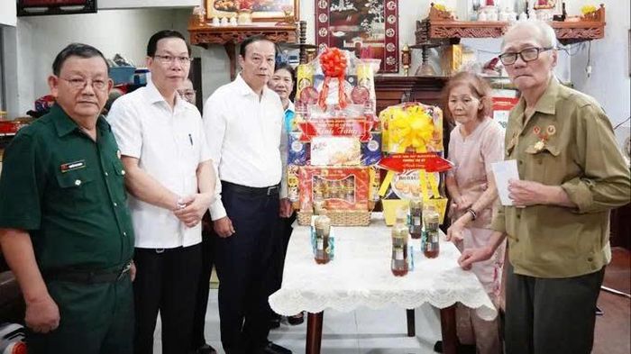 Ông Nguyễn Văn Thọ trao quà tri ân đến ông Tô Phương Hùng. Ảnh: TH.