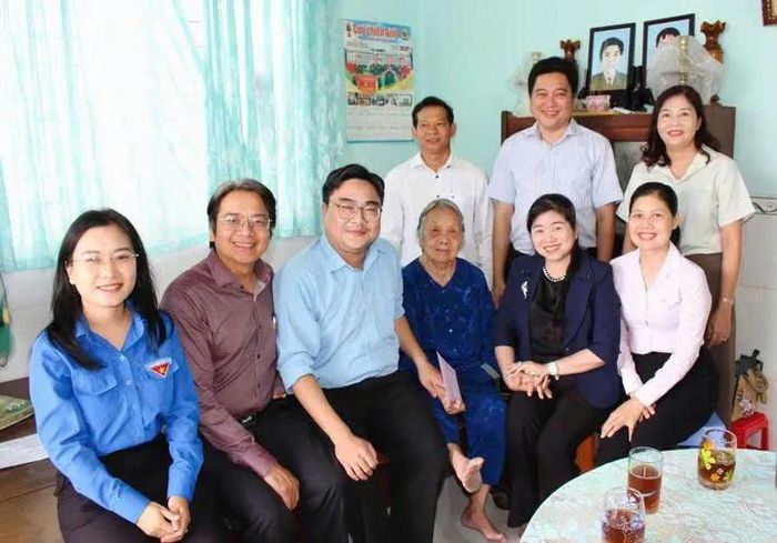 Ông Ngô Minh Hải thăm hỏi bà Võ Thị Nguyệt. Ảnh: TT.