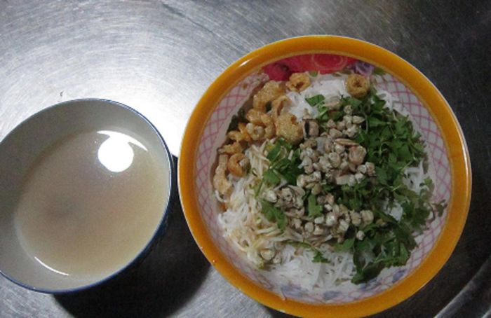Một tô bún hến ở Huế.