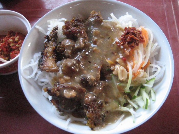 Một tô bún thịt nướng ở Huế.