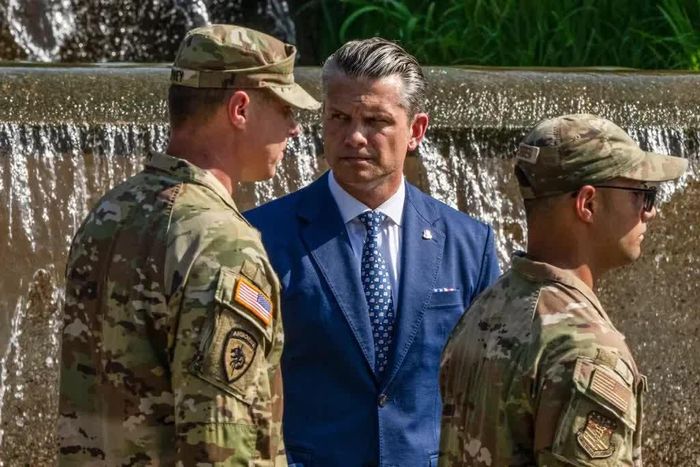 Bộ trưởng Bộ Chiến tranh Pete Hegseth cho biết trên mạng xã hội vào thứ Bảy rằng sự tổn thất của hai binh sĩ Mỹ sẽ làm tăng thêm quyết tâm của Washington. Đến nay, hơn 400 quân nhân Mỹ đã bị thương trong cuộc xung đột Iran, theo Bộ Tư lệnh Trung tâm Mỹ. Ảnh: The New York Times.