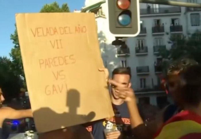 Yamal và Ruiz cầm bảng chế giễu cuộc xô xát của Paredes với Gavi.