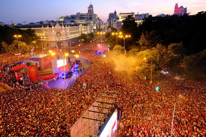 Quảng trường Cibeles rực rỡ sắc đỏ khi biển người hâm mộ đổ về ăn mừng chức vô địch World Cup 2026 của Tây Ban Nha trong lễ diễu hành chiến thắng đầy cảm xúc, tạo nên một khung cảnh tráng lệ.