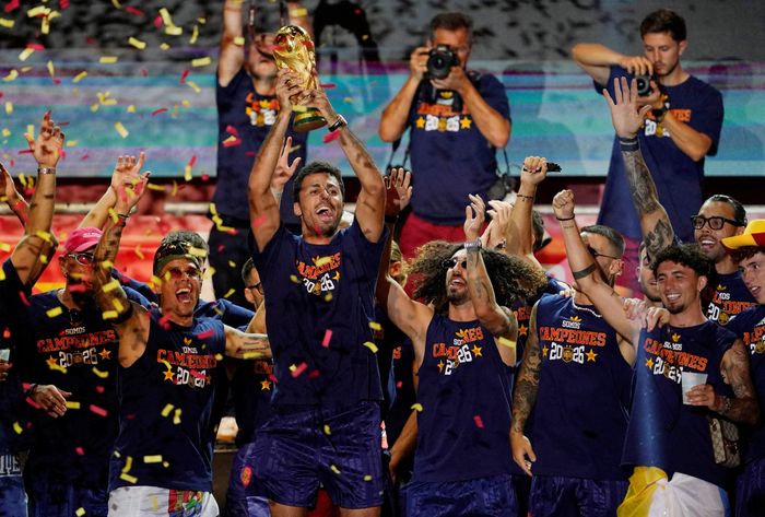 Trên sân khấu tại quảng trường Cibeles, Rodri rạng rỡ nâng cao cúp vàng World Cup cùng đồng đội. Giữa biển người hâm mộ cuồng nhiệt, khoảnh khắc này trở thành tâm điểm vinh quang trong ngày vui đại thắng của bóng đá Tây Ban Nha.