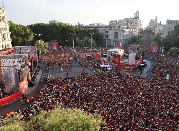 Thủ đô Madrid rực rỡ trong biển đỏ khi đông đảo hâm mộ đổ về quảng trường Cibeles. Giữa không khí cuồng nhiệt, lễ diễu hành chiến thắng diễn ra đầy cảm xúc, đánh dấu khoảnh khắc Tây Ban Nha một lần nữa bước lên đỉnh cao thế giới. Theo Marca, bữa tiệc bóng đá này ghi nhận có 2 triệu người tham gia.