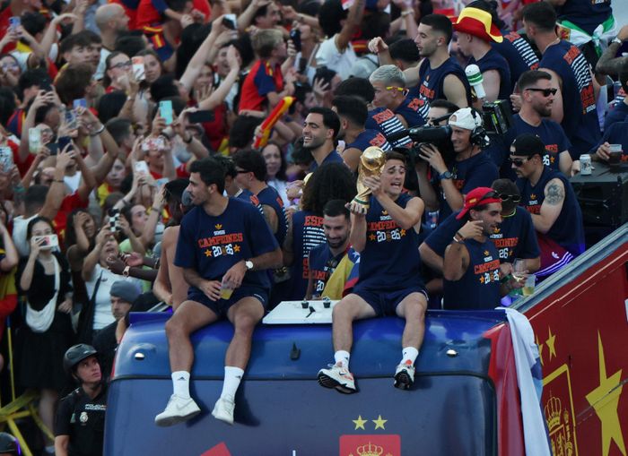 Nhiều cầu thủ Tây Ban Nha như Rodri, Mikel Merino và Gavi rạng rỡ ăn mừng chức vô địch World Cup 2026 trên xe buýt mui trần. Giữa tiếng reo hò vang dội, những nhà vua mới của bóng đá thế giới cùng nhau tận hưởng vinh quang.