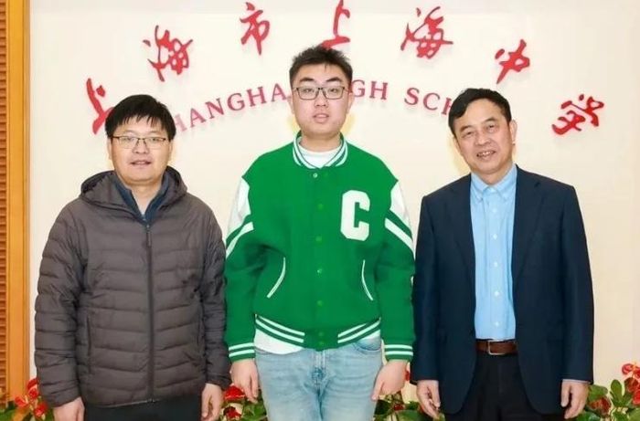 Deng Leyan cùng các giáo viên trường Trung học Thượng Hải. Ảnh: The Paper.