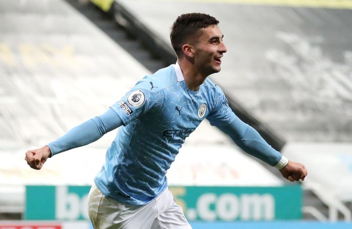 Mùa hè 2020, Torres gia nhập Manchester City và được Pep Guardiola sử dụng ở nhiều vị trí trên hàng công. Anh cùng đội bóng giành Premier League, League Cup, nhưng không có suất đá chính ổn định. Cuối năm 2021, tiền đạo người Tây Ban Nha trở về nước khoác áo Barcelona. Ảnh: Scott Heppell/Reuters.