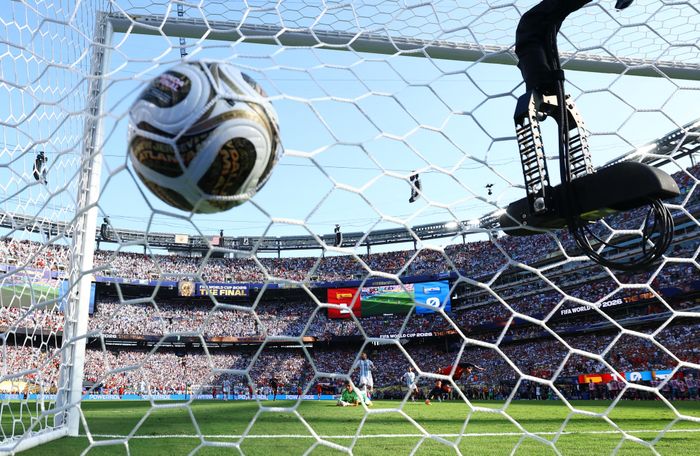 Bàn thắng trong trận chung kết cũng là pha lập công duy nhất của Torres tại World Cup 2026. Với chàng trai Gen Z, đây cũng là cột mốc quan trọng nhất trong sự nghiệp. Trước trận chung kết, cầu thủ 26 tuổi thường được nhắc đến như một tiền đạo đa năng, có thể tạo ảnh hưởng từ ghế dự bị, nhưng chưa được xếp vào nhóm ngôi sao nổi bật nhất đội tuyển. Ảnh: Kai Pfaffenbach/Reuters.