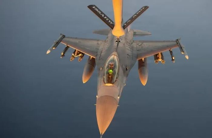 Một tiêm kích F-16 của Không quân Mỹ thực hiện tiếp nhiên liệu trong lúc tuần tra trên bầu trời Trung Đông. Ảnh: Quân đội Mỹ.