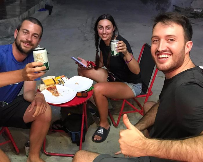 Thời điểm mới mở quán trong con ngõ, không gian chật đến nỗi khách phải ngồi tràn ra vỉa hè. Anh Josep (áo đen) chụp ảnh cùng thực khách.