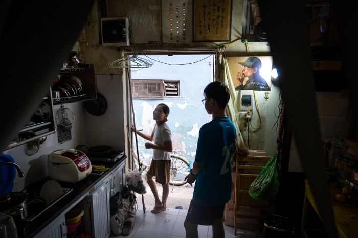 "Mỗi khi mưa lớn, nước ngập tràn vào nhà khiến tường thấm đen và bong tróc. Có thời điểm tôi phải liên tục đứng trước cửa nhà tát nước ra ngoài. Vì vậy, cứ mỗi mùa mưa bão là cả gia đình đều rất lo lắng. Chúng tôi luôn mong việc cải tạo khu nhà sớm được triển khai để không còn phải sống trong cảnh thấp thỏm mỗi khi thời tiết xấu", chị Cảnh nói.