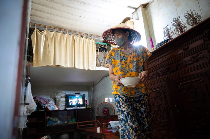 Bà Nguyễn Thị Oanh (59 tuổi) cùng anh trai và mẹ sinh sống tại hai căn hộ thuộc khu A, có diện tích lần lượt là 10 m2 và 35 m2 sau khi đã cơi nới thêm nhà vệ sinh và khu bếp. Gia đình bà Oanh là một trong những hộ dân đầu tiên sinh sống tại khu tập thể Trương Định.
