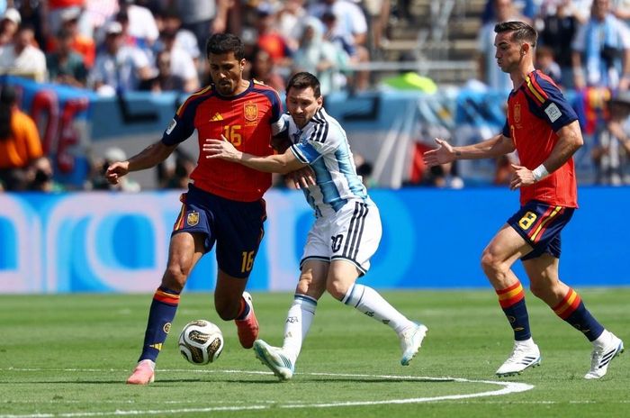 Rodri kiểm soát khu trung tuyến, hạn chế tối đa không gian hoạt động của Lionel Messi.