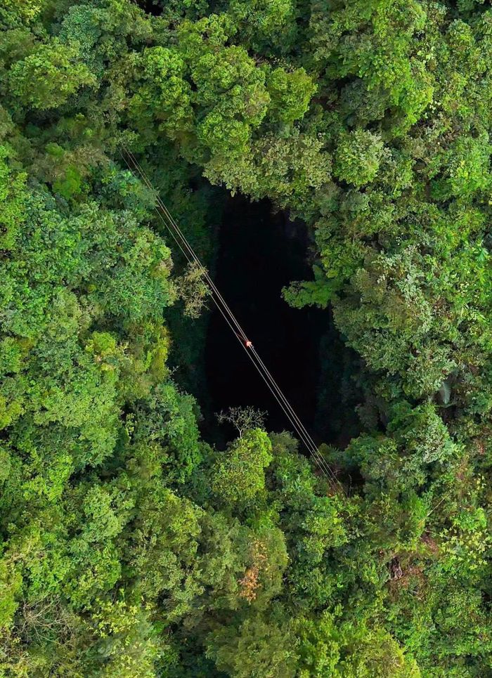 Từ hệ thống zipline, du khách và các nhà thám hiểm có thể lơ lửng giữa không trung để ngắm toàn cảnh hố sụt sâu khoảng 250 m từ chính trung tâm hố sụt nguyên sơ, thay vì chỉ đứng quan sát ở miệng hố hoặc qua flycam.