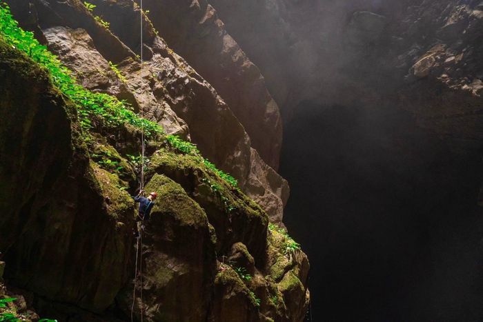Theo ông Dũng, đây là lần đầu tại Việt Nam một hệ thống zipline băng qua hố sụt tự nhiên được đưa vào khai thác trong tour du lịch mạo hiểm. Đây cũng là trải nghiệm mới dành cho du khách.