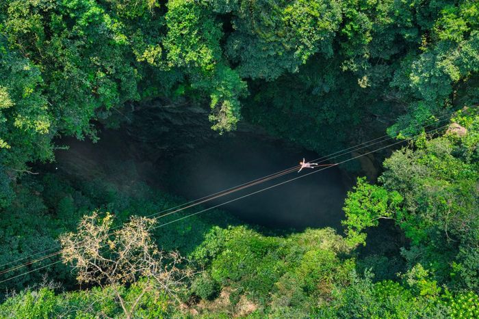 Hố sụt này được Công ty du lịch Jungle Boss phát hiện năm 2016, quay trở lại khảo sát vào năm 2020. Nơi đây có địa hình giếng trời sâu khoảng 250 m, hiểm trở và chỉ có một đường tiếp cận duy nhất là đu dây thẳng đứng xuống đáy. Khi kết thúc hành trình, đội khảo sát cũng phải đu dây ngược trở lên với độ cao tương ứng.