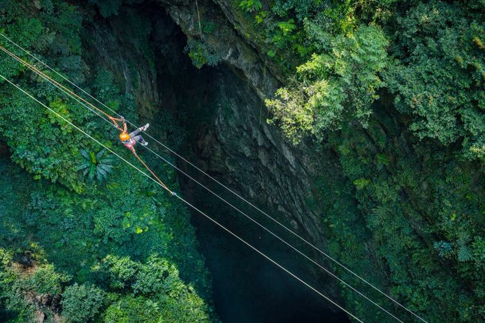 Trao đổi với Tri Thức - Znews, ông Lê Lưu Dũng, Giám đốc Jungle Boss, cho biết đây hố sụt duy nhất ở Quảng Trị chỉ có một lối tiếp cận bằng hình thức đu dây thẳng đứng từ độ cao khoảng 250 m. "Những ngày đầu khám phá, đoàn gặp rất nhiều khó khăn do địa hình giếng trời sâu thẳm, hiểm trở. Phương án duy nhất để ra khỏi hố là đu dây ngược trở lại, khác với các hố sụt khác đều có lối ra từ đáy. Cái tên 'Ác Mộng' cũng ra đời từ những chuyến thám hiểm đầy gian nan, bào mòn sức lực và thời gian của các nhà thám hiểm", ông Dũng nói.