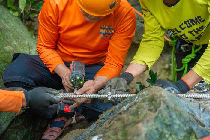 Tất cả điểm neo của hệ thống zipline được bố trí độc lập, tính toán theo các phương chịu lực. Đơn vị vận hành cũng trang bị hệ thống phanh chủ động. Phương án này đã được Vườn quốc gia Phong Nha - Kẻ Bàng kiểm tra, thẩm định thực địa và cho phép đưa vào sử dụng.