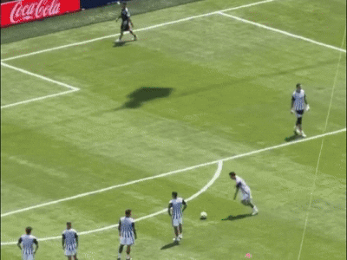 Màn khởi động thảm họa của Messi.