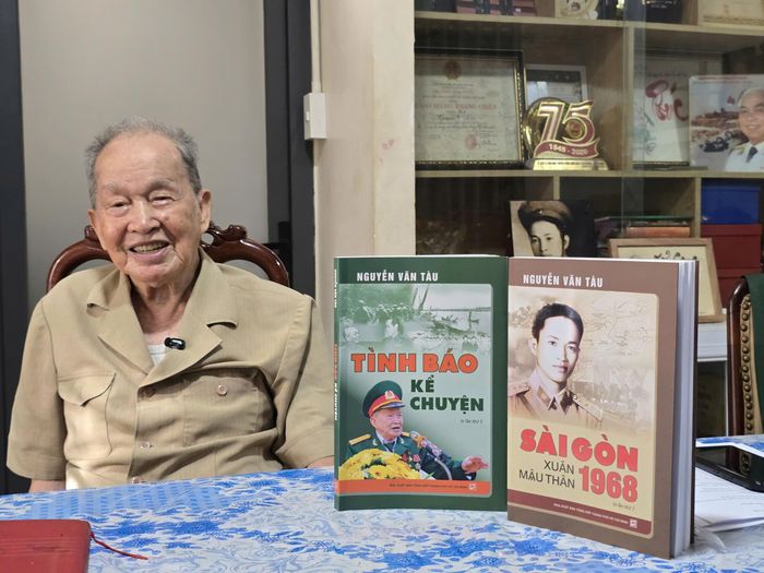 Đại tá Nguyễn Văn Tàu (Tư Cang) còn là tác giả của nhiều đầu sách như Tình báo kể chuyện, Sài Gòn - Xuân Mậu Thân 1968... Ảnh: Q.M.