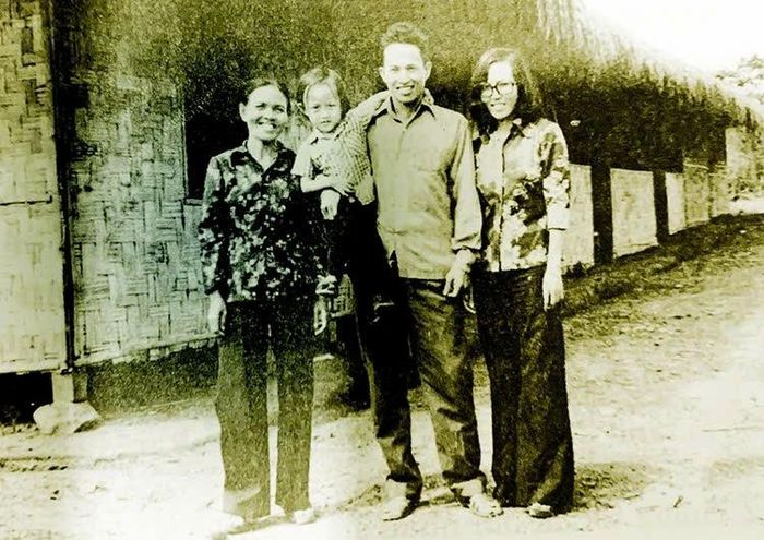 Người chỉ huy Cụm tình báo H.63 sum họp cùng vợ, con gái, cháu ngoại sau ngày 30/4/1975. Ảnh: Tư liệu.