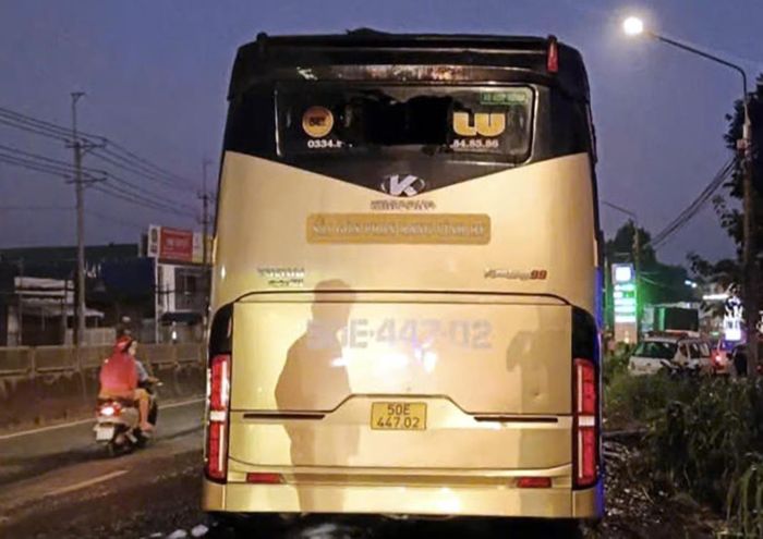 Xe khách 50E-447.02 tại hiện trường.