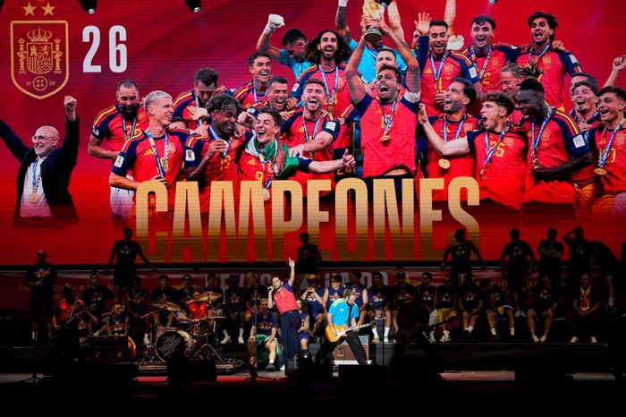 Xe buýt chở các nhà vô địch World Cup tiến vào Quảng trường Cibeles, điểm nhấn cuối cùng trong chuỗi hoạt động mừng công của tuyển Tây Ban Nha. Tại đây, ban tổ chức dựng một sân khấu quy mô lớn và tổ chức đại nhạc hội với sự góp mặt của nhiều DJ, ca sĩ nổi tiếng, hâm nóng bầu không khí trước khi các tuyển thủ xuất hiện.