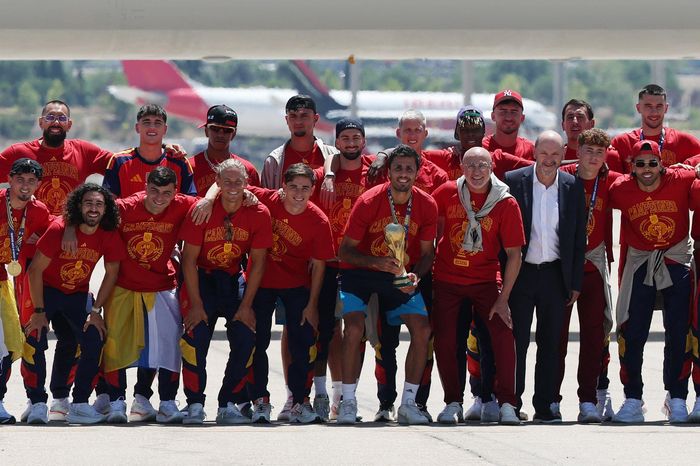 Chỉ chưa đầy một ngày sau chiến thắng 1-0 trước Argentina trong trận chung kết tại New Jersey (Mỹ), các tuyển thủ Tây Ban Nha đã được đón tiếp như những người hùng ngay từ khi chuyên cơ hạ cánh xuống sân bay Barajas ở Madrid vào đầu giờ chiều.