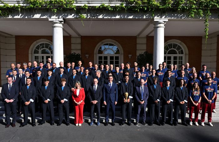 Đội tuyển Tây Ban Nha tại cung điện Moncloa, trụ sở và nơi ở của Thủ tướng Pedro Sánchez. Người đứng đầu chính phủ Tây Ban Nha gửi lời cảm ơn tới toàn đội và ban huấn luyện vì "màn trình diễn tuyệt vời, những nỗ lực không ngừng nghỉ và chiến thắng lịch sử". Đáp lại, đội trưởng Rodri cho biết việc giành World Cup cùng đội tuyển quốc gia là "điều đẹp đẽ nhất trong bóng đá".