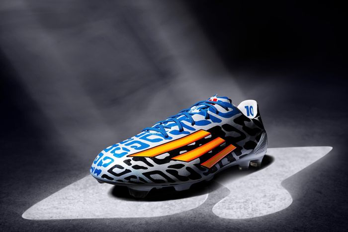 Ở World Cup 2014 tại Brazil, Messi sử dụng F50 adizero thuộc bộ sưu tập Battle Pack. Đôi giày có họa tiết đen trắng, kết hợp màu cam và các chi tiết xanh da trời gợi màu áo Argentina. Messi là cầu thủ Adidas duy nhất sở hữu phiên bản Battle Pack mang dấu ấn riêng này. Anh ghi 4 bàn, đưa Argentina vào chung kết và nhận Quả bóng vàng dành cho cầu thủ hay nhất giải. Tuy nhiên, đội tuyển Nam Mỹ thua Đức sau hiệp phụ. Đôi F50 năm 2014 vì thế gắn với một trong những giai đoạn vừa rực rỡ, vừa tiếc nuối nhất trong sự nghiệp của Messi. Ảnh: SB Nation.
