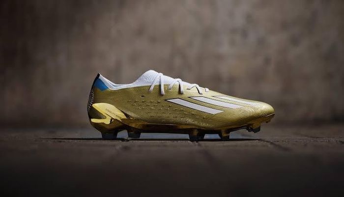 4 năm trước, World Cup 2022 đánh dấu đỉnh cao trong sự nghiệp của anh. Messi sử dụng Adidas X Speedportal “Leyenda”, trong đó “Leyenda” có nghĩa là “huyền thoại” trong tiếng Tây Ban Nha. Đôi giày lấy màu vàng làm chủ đạo, kết hợp các chi tiết trắng và xanh da trời. Thiết kế được cá nhân hóa bằng logo Messi, số 10 cùng nhiều yếu tố liên quan đến đội tuyển Argentina. Messi ghi 7 bàn tại giải, trong đó có cú đúp ở chung kết với Pháp. Argentina giành chiến thắng sau loạt luân lưu, giúp anh lần đầu nâng cúp World Cup. Ảnh: SoccerBible.
