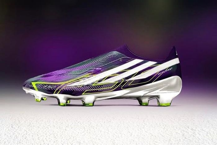 Tại World Cup 2010, anh mang F50 adizero “Chameleon”, nổi bật với tông tím, trắng và vàng chanh. Khi đó, Messi đã khoác áo số 10 và giữ vai trò ngôi sao trung tâm của Argentina. Đây là giai đoạn thương hiệu thể thao Mỹ tập trung phát triển những đôi giày có trọng lượng nhẹ, hỗ trợ khả năng tăng tốc. Phiên bản dành riêng cho Messi cũng cho thấy vị thế ngày càng lớn của anh trong các chiến dịch của hãng. Argentina dừng bước ở tứ kết. Đây cũng là kỳ World Cup duy nhất Messi không ghi bàn. Ảnh: @adidasfootball.