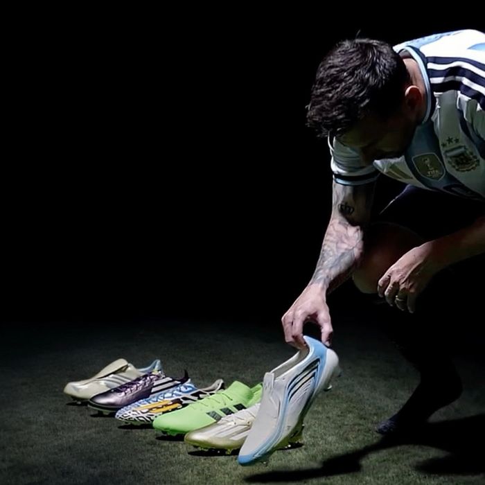 Trong một tháng qua, Adidas liên tiếp giới thiệu nhiều chiến dịch đáng chú ý xoay quanh World Cup 2026. Nổi bật trong số đó là nội dung tri ân Lionel Messi được công bố ngày 20/7 (giờ Việt Nam), sau trận chung kết giữa Argentina và Tây Ban Nha. 20 năm kể từ lần đầu dự World Cup năm 2006, Messi bước vào kỳ giải thứ sáu và có thể cũng là lần cuối cùng anh xuất hiện trên sân khấu bóng đá lớn nhất hành tinh. Ảnh: @adidasfootball.