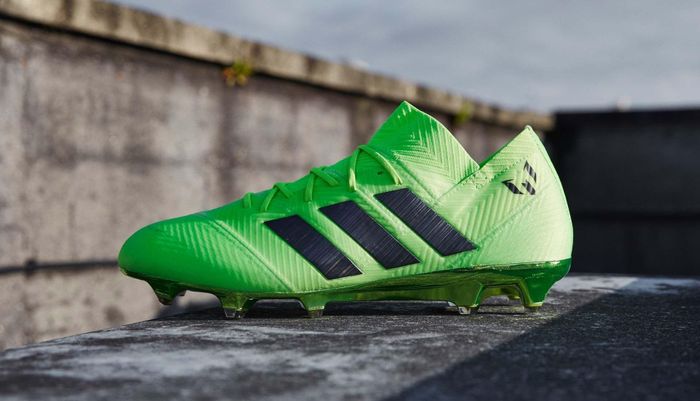 Tại World Cup 2018, anh sử dụng Adidas Nemeziz Messi thuộc bộ sưu tập “Energy Mode”. Phiên bản này nổi bật với màu xanh neon, kết hợp họa tiết đen và các chi tiết cá nhân hóa. Thiết kế Nemeziz lấy cảm hứng từ băng quấn thể thao, hướng đến khả năng ôm chân và hỗ trợ cầu thủ khi đổi hướng. Khoảnh khắc đáng nhớ nhất của Messi tại giải là bàn thắng vào lưới Nigeria sau pha khống chế và dứt điểm kỹ thuật. Argentina sau đó bị Pháp loại ở vòng 16 đội. Ảnh: NSS Sport.
