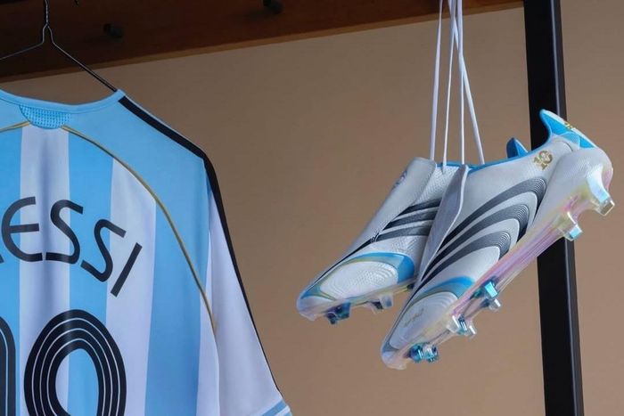 Lần đầu Messi dự World Cup diễn ra tại Đức năm 2006. Khi ấy, cầu thủ 19 tuổi mặc áo số 19, chủ yếu vào sân từ ghế dự bị và sử dụng Adidas F30.6 TUNiT có nền trắng, kết hợp các chi tiết xanh da trời và bạc. Trong trận Argentina thắng Serbia và Montenegro 6-0, Messi kiến tạo cho Hernán Crespo trước khi ghi bàn thắng đầu tiên tại World Cup. Đôi giày trắng trở thành dấu mốc mở đầu hành trình kéo dài 20 năm. Đến năm 2026, những đường nét của thiết kế này được hãng gợi nhắc lại trên F50 “El Último Tango”, nối kỳ World Cup đầu tiên của Messi ở tuổi 19 với lần thứ sáu anh dự giải khi đã 39 tuổi. Ảnh: @adidasfootball.