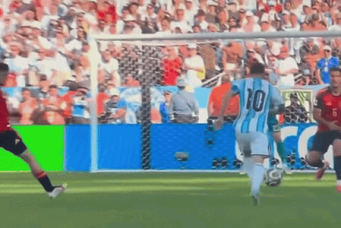 Mikel Merino tỏ ra đau đớn sau khi cản phá cú sút của Messi bằng mặt. Ảnh cắt từ clip.