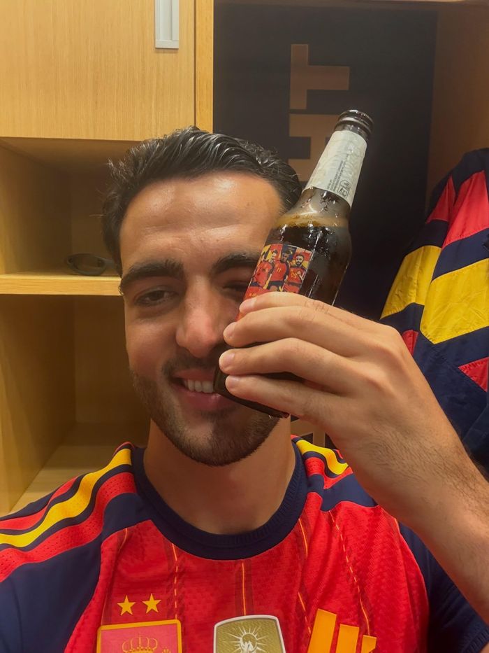 Mikel Merino phải chườm lạnh để giảm sưng sau khi bị Messi sút bóng trúng mặt. Ảnh: @mikelmerino/Instagram.