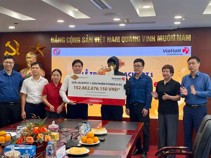 Ông K.S.H là người nước ngoài đầu tiên trúng xổ số Vietlott trên 100 tỷ đồng. Ảnh: Minh Khánh.